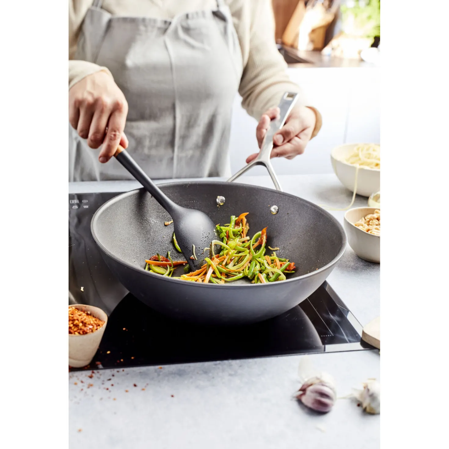 30 cm, Wok fond plat, Noir argenté