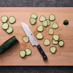 Santoku 18 cm, Tranchant alvéolé