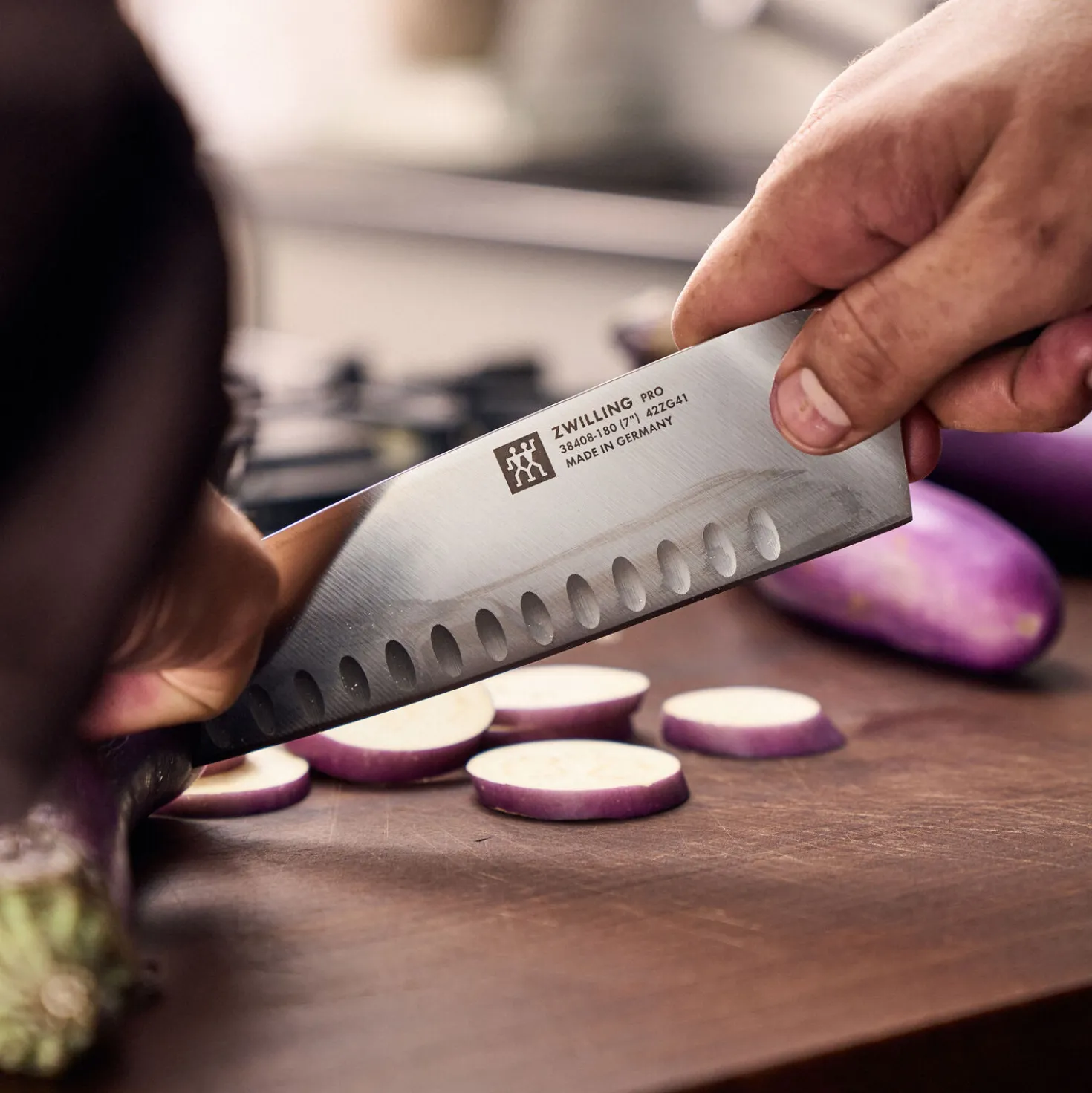 Santoku 18 cm, Tranchant alvéolé