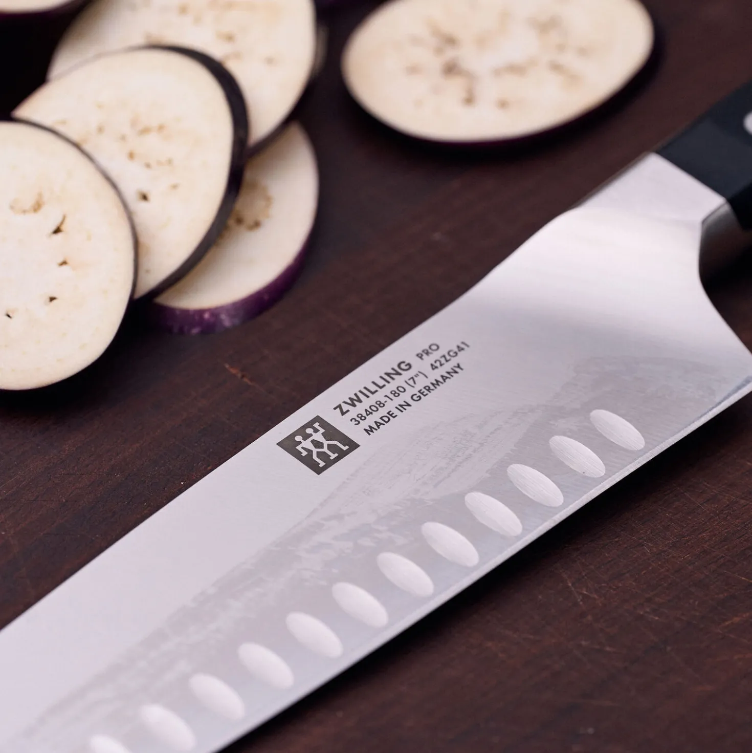 Santoku 18 cm, Tranchant alvéolé