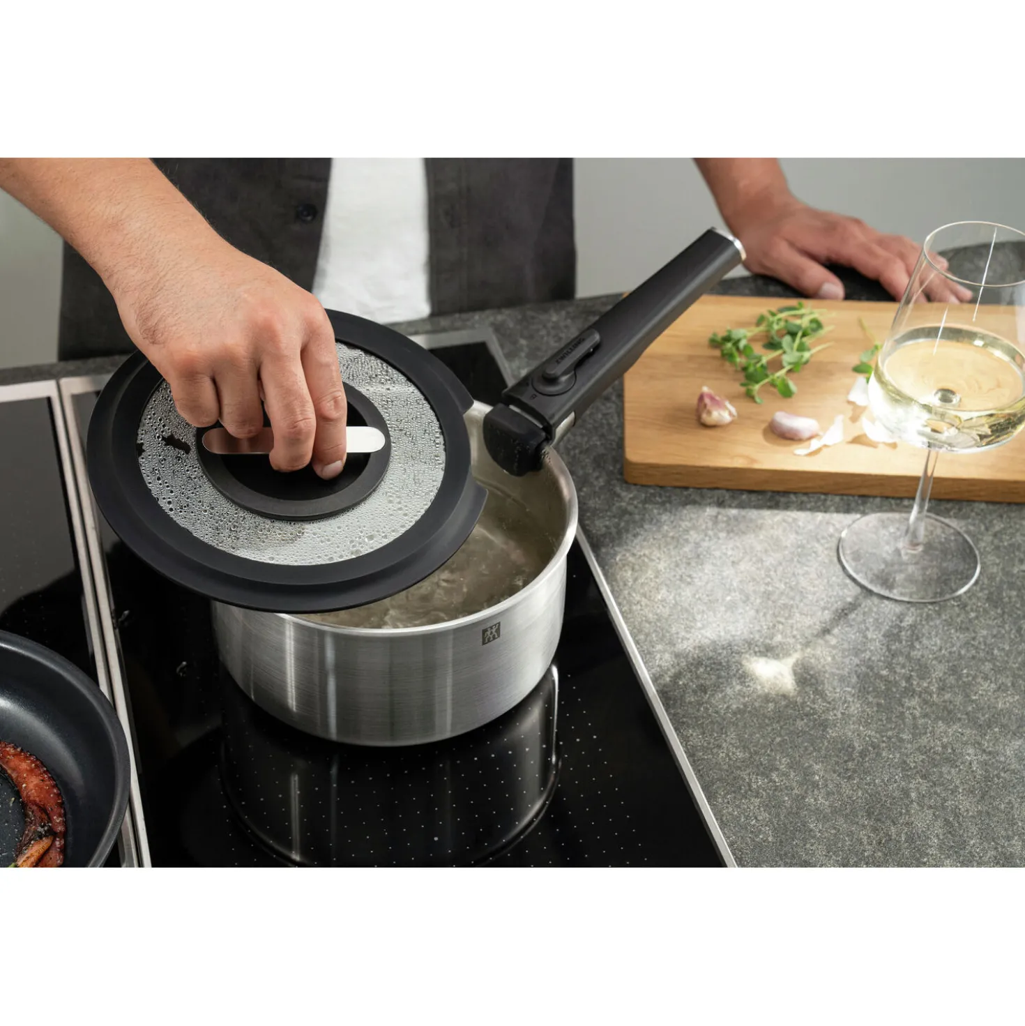Set de démarrage avec poêles, casseroles, couvercles, poignées, pompe sous vide et accessoires, 15-pcs