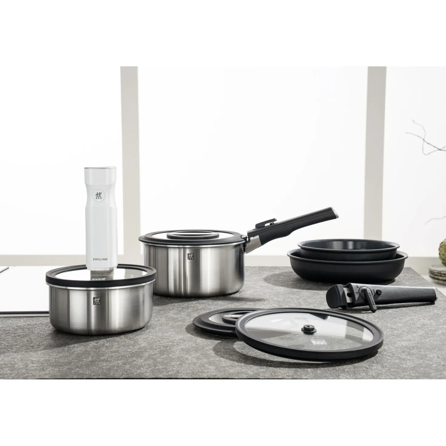 Set de démarrage avec poêles, casseroles, couvercles, poignées, pompe sous vide et accessoires, 15-pcs