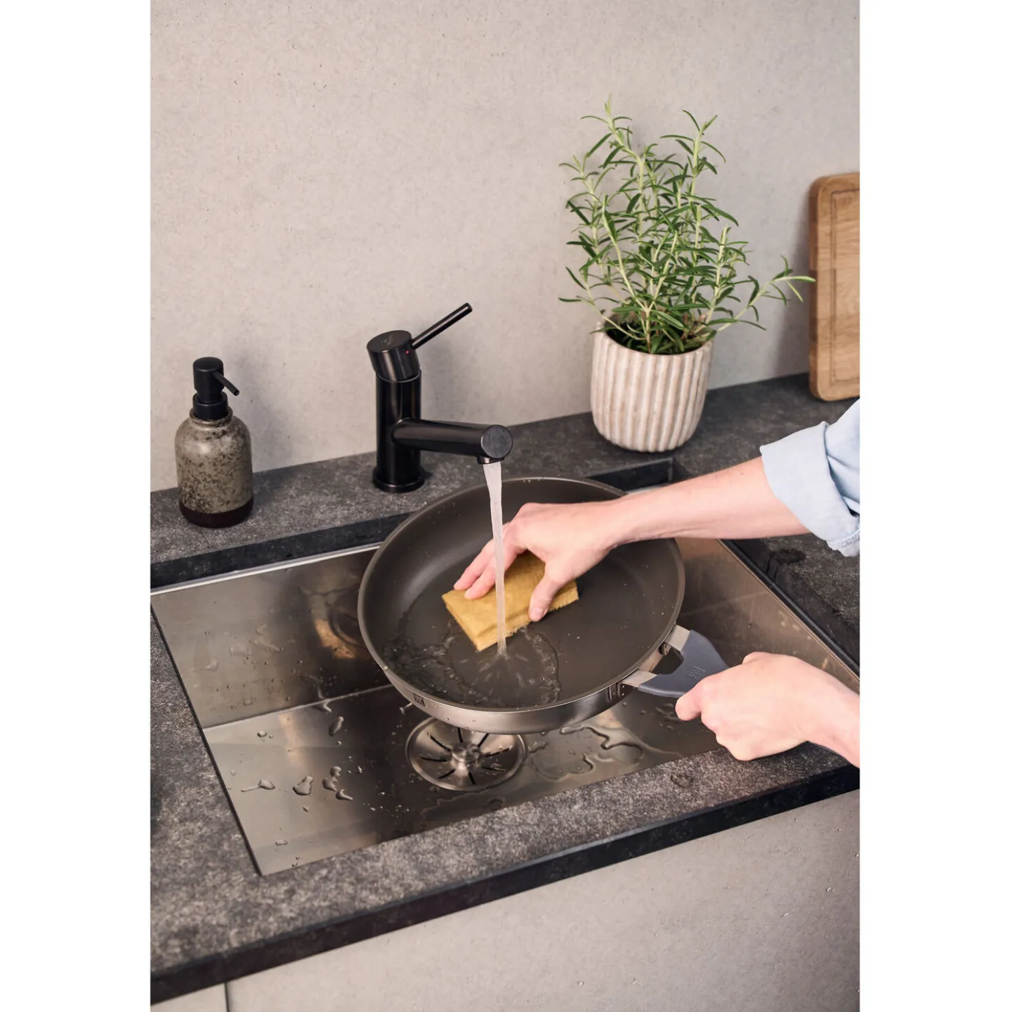 Set de poêles avec poêle de 28cm, poêle de 24cm et spatule en silicone, 3-pcs.